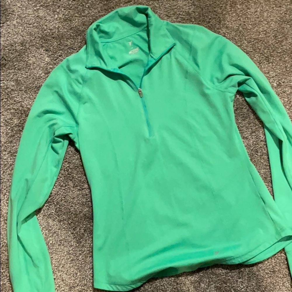 Women’s active wear pullover